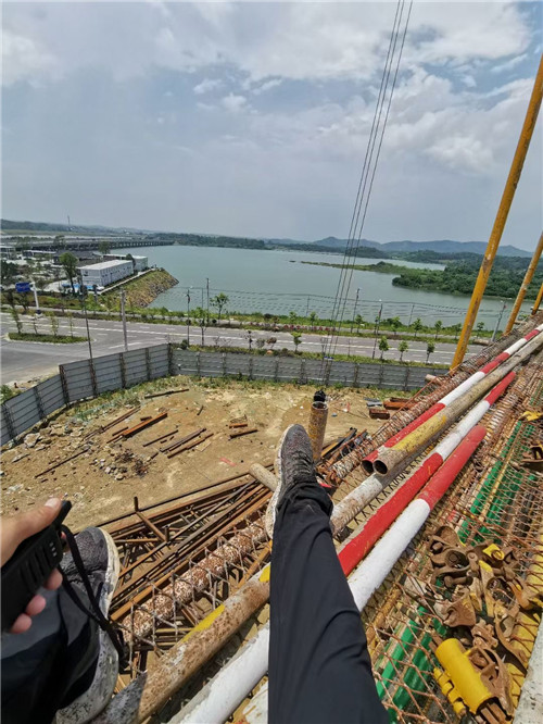 武侯区作业中发生设备损坏或人员意外，责任怎么划分？